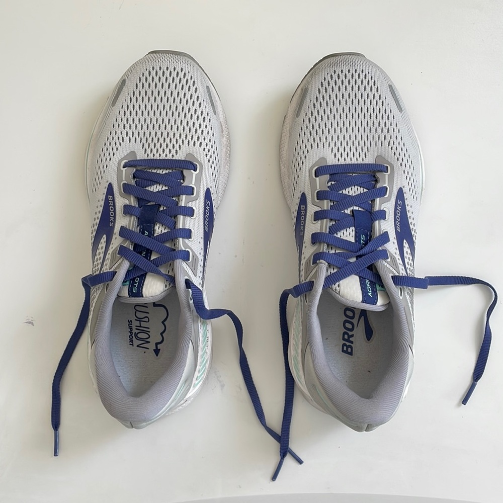 Brooks Women’s Adrenaline GTS 22 running sneakers. Size 7.